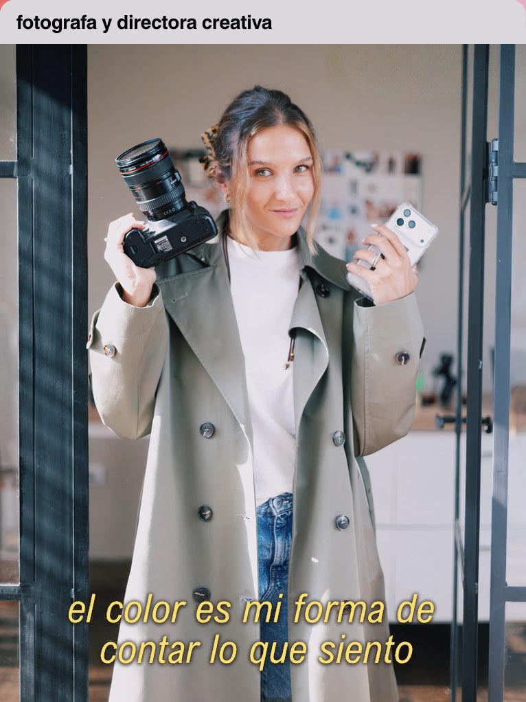Clari, fotógrafa y directora creativa, con su cámara